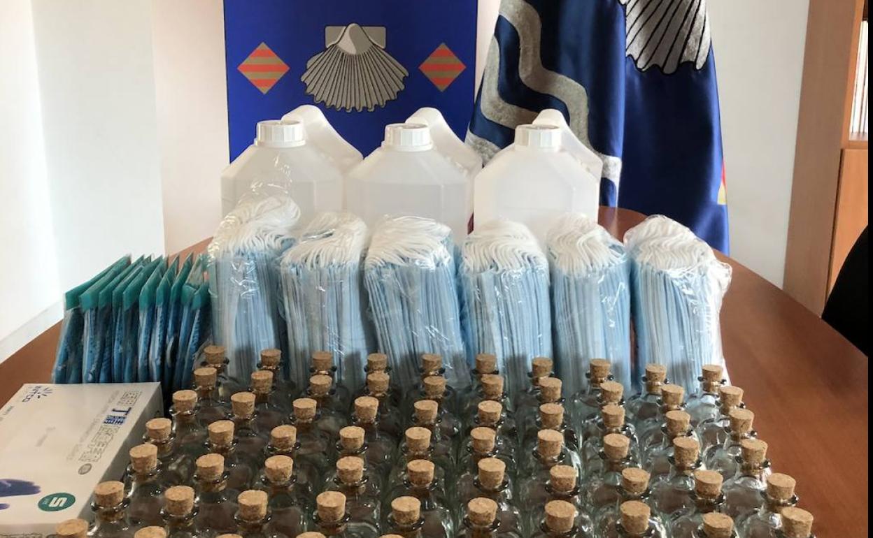 Los productos preparados en el Consistorio antes de iniciar el reparto. 