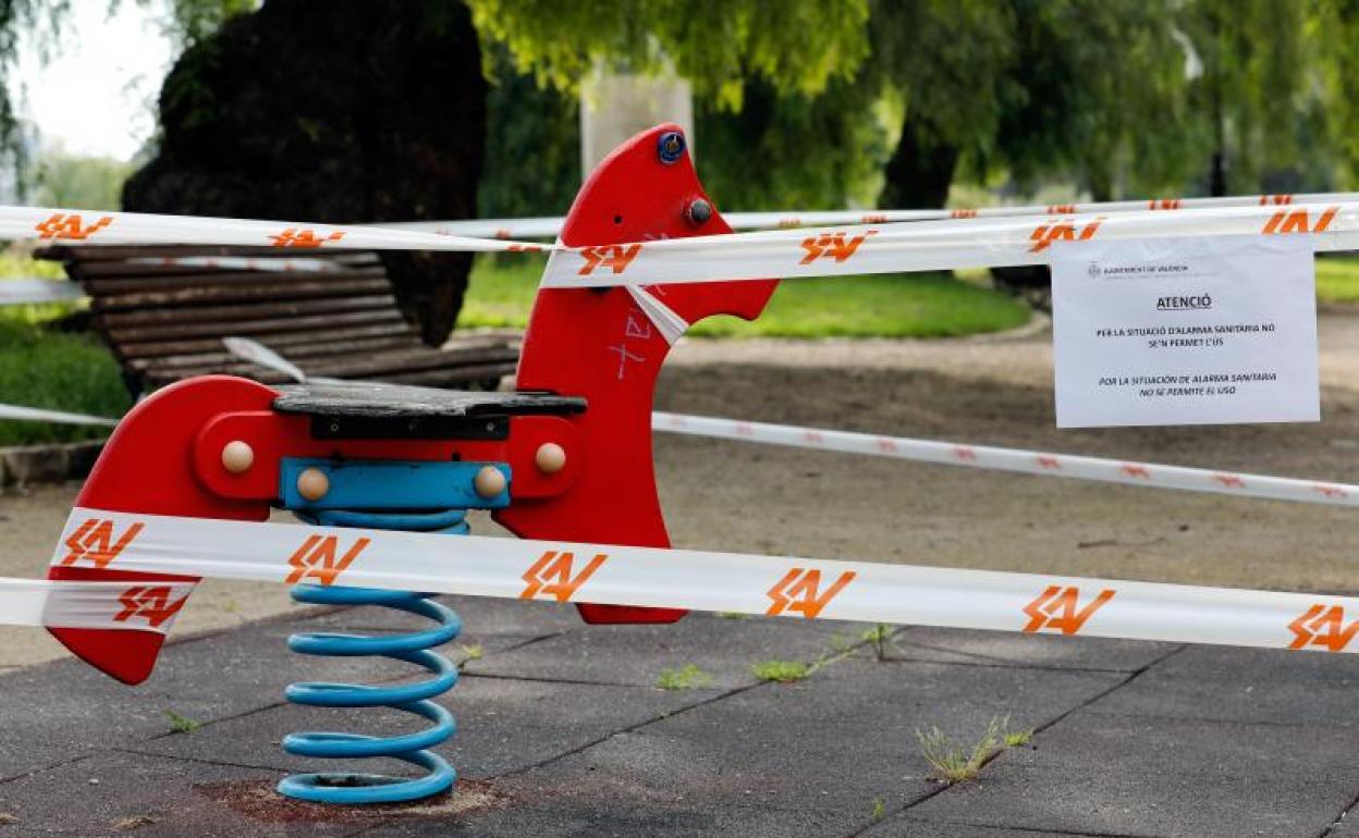 Un «caballito de madera» percintado en una parque en Valencia.