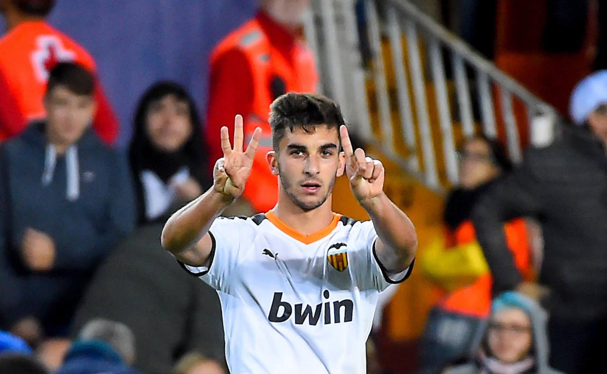 Ferran Torres celebra un gol ante el Lille en Mestalla.