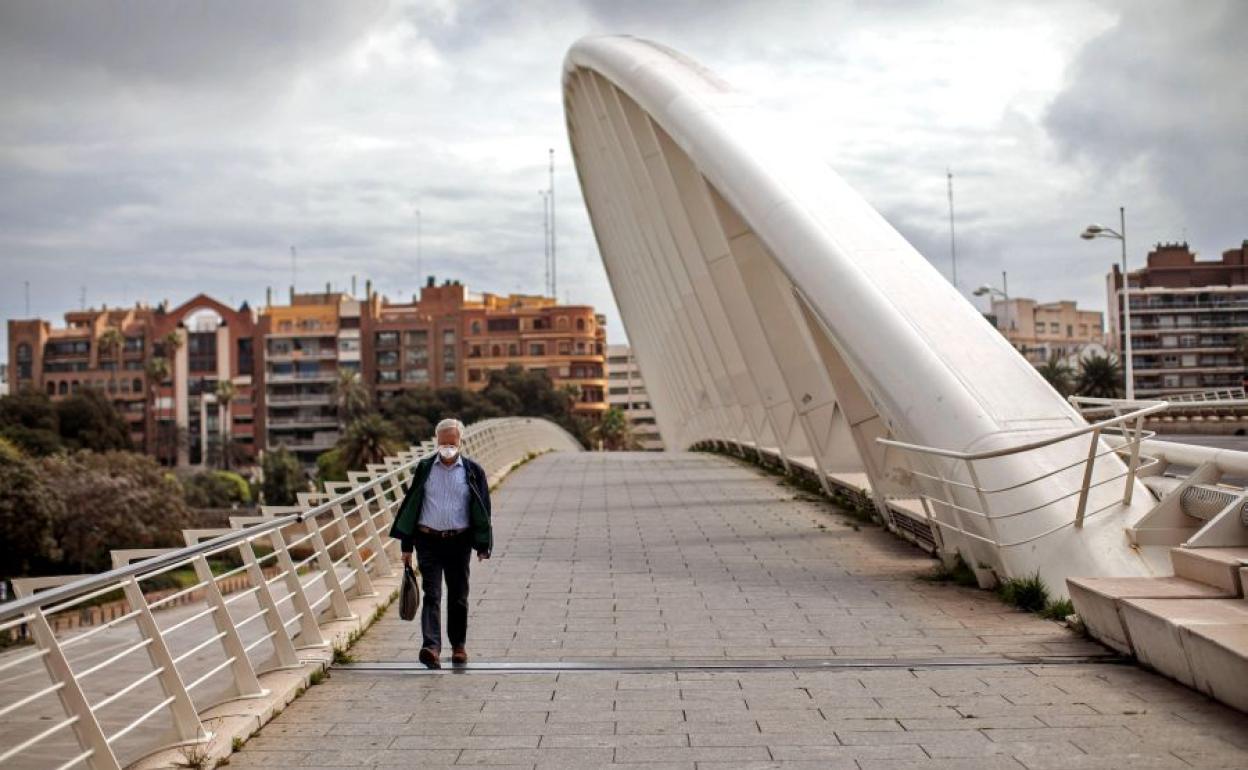 Una persona pasea por el puente de la Exposición de Valencia.