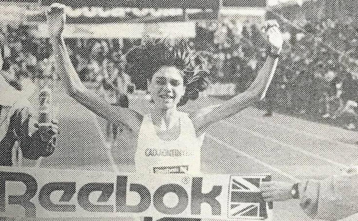 Mónica Pont celebra el triunfo tras el que decidió centrarse en su carrera de maratoniana.