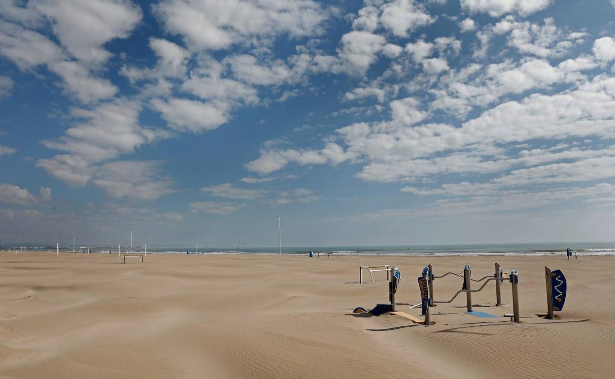 Playa vacía en Valencia. 