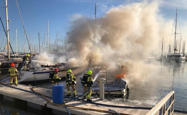 Arden un velero y una lancha en el Puerto de Valencia