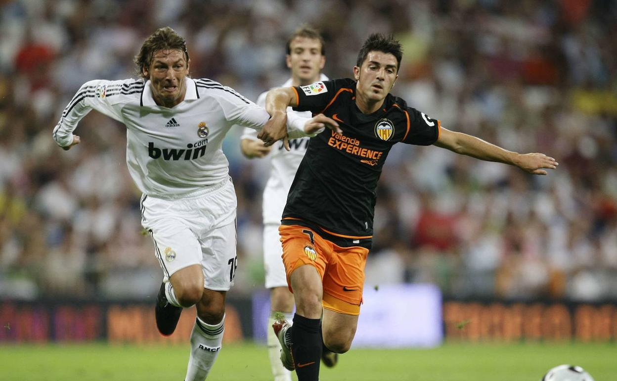 David Villa lucha con Heinze durante la vuelta de la Supercopa de España de 2008 