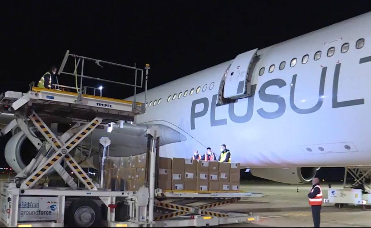 El último avión que ha traído a Valencia material sanitario adquirido por la Generalitat en China.