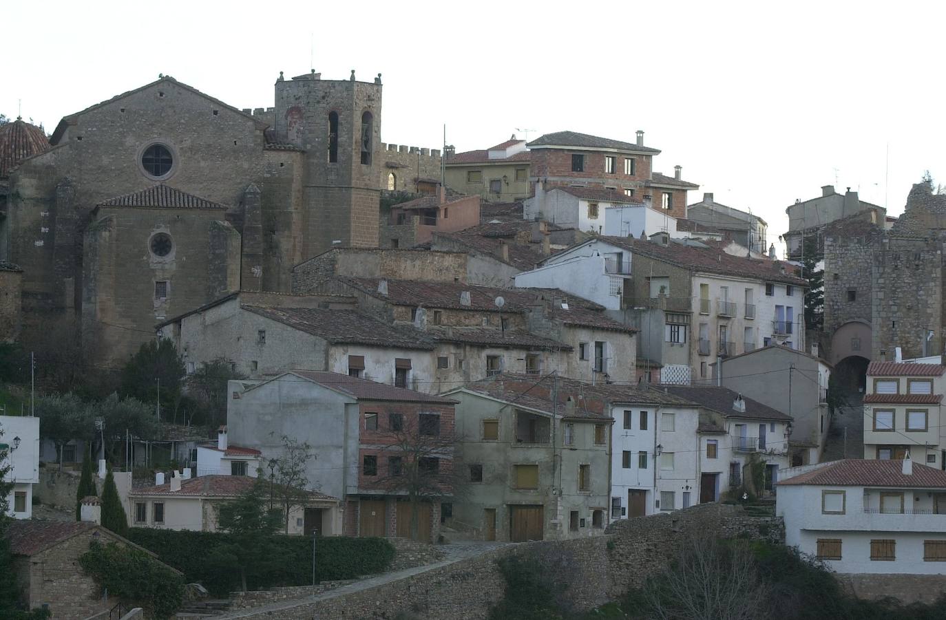 ALPUENTE (Valencia) | La Edad Media está presente en muchos municipios de la Comunitat, cuya historia se escribe rodeada de murallas y castillos. Uno de ellos es Alpuente, situado en la provincia de Valencia -concretamente al noroeste de la provincia, en el límite con la provincia de Teruel, al sur de la sierra de Javalambre-. Para acceder a esta localidad, a 96 kilómetros de Valencia, hay que tomar la CV-35 hasta enlazar con la CV-345. 