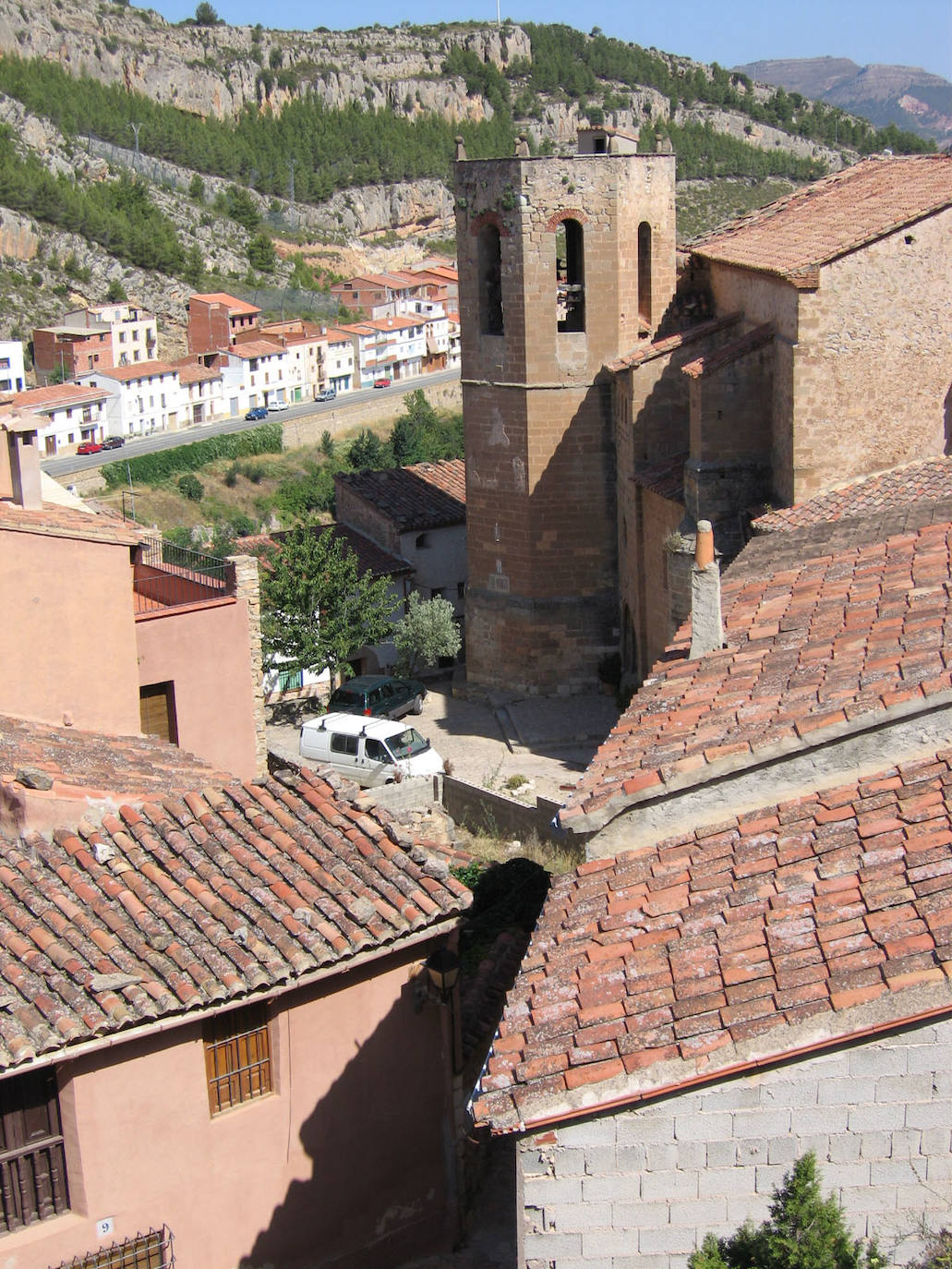 Uno de sus mayores atractivos es su castillo, que se alza en lo alto de la gran mole de piedra sobre la que se asienta el pueblo. Aunque desde mediados del siglo XIX se encuentra en ruinas, durante la mayor parte de la historia alpontina dio refugio a las gentes de la villa cuando las murallas no podían resistir el ímpetu de los asaltantes. Aún guarda, bajo sus derrumbadas estructuras, una valiosa información arqueológica.