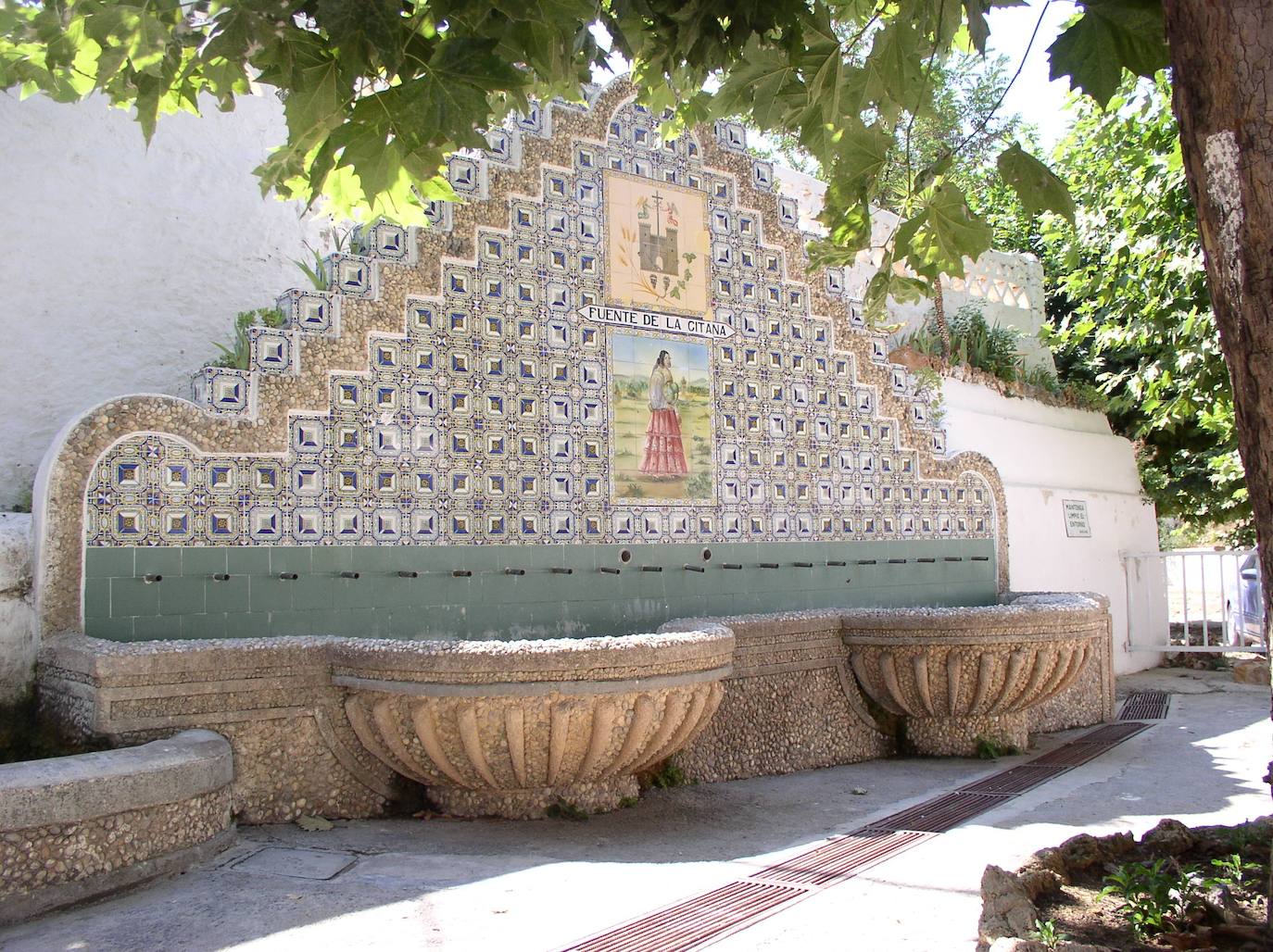 Los laberintos de vías estrechas que componen el casco antiguo de Chelva se llenan de vida, tal y como debió de ser hace siglos, cuando en esta población convivían, en paz y armonía, cristianos, judíos y árabes. Aún hoy se puede apreciar el legado histórico y arquitectónico que este mestizaje cultural dejó en la localidad a través de su Ruta del Agua.