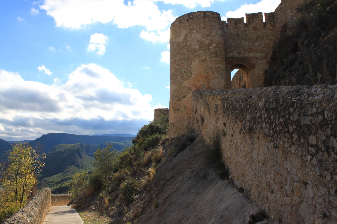 En el casco antiguo del pueblo se ubican los monumentos más representativos, además del castillo, declarado monumento Histórico Artístico, como la parroquia de Nuestra Señora de los Ángeles que se construyó sobre una mezquita durante los siglos XV Y XVI. Chulilla destaca, además, por la belleza de sus parajes naturales. La erosión del río Turia ha creado un impresionante cañón conocido como las Hoces de Chulilla, formado por paredes de hasta 160 metros de profundidad y 10 metros de anchura. 