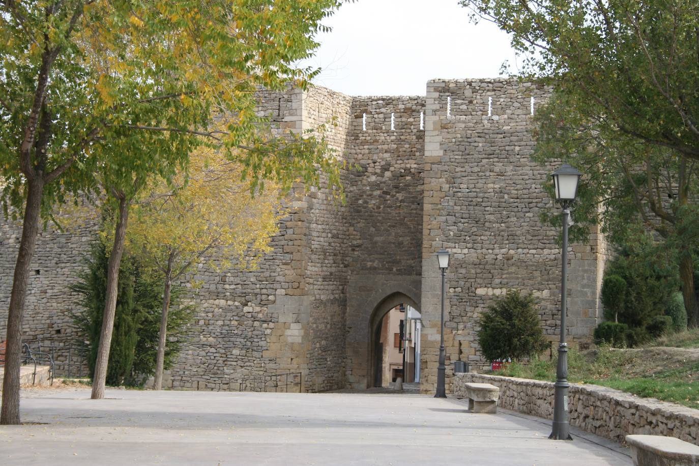 El castillo es su edificio más emblemático, rodeando las calles del pueblo y en lo alto. También sus murallas y puertas, como la de San Miguel. La Basílica de Santa María la Mayor destaca por su interior y exterior, un templo gótico que cuenta con museo.