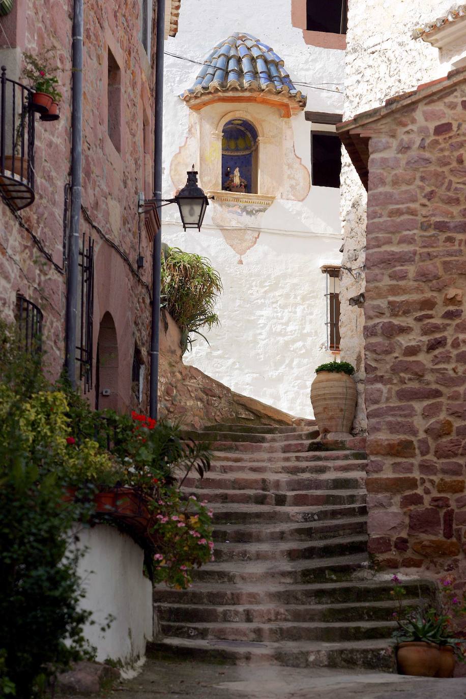 Sus calles son el reflejo de las diferentes culturas de las que ha sido testigo, y muchas de sus casas han sido rehabilitadas en las últimas décadas por artistas que han elegido Vilafamés como su particular paraíso. Imprescindible visitar la Plaza de la Sangre para admirar la iglesia y la antigua Casa de la Vila, de origen medieval. 