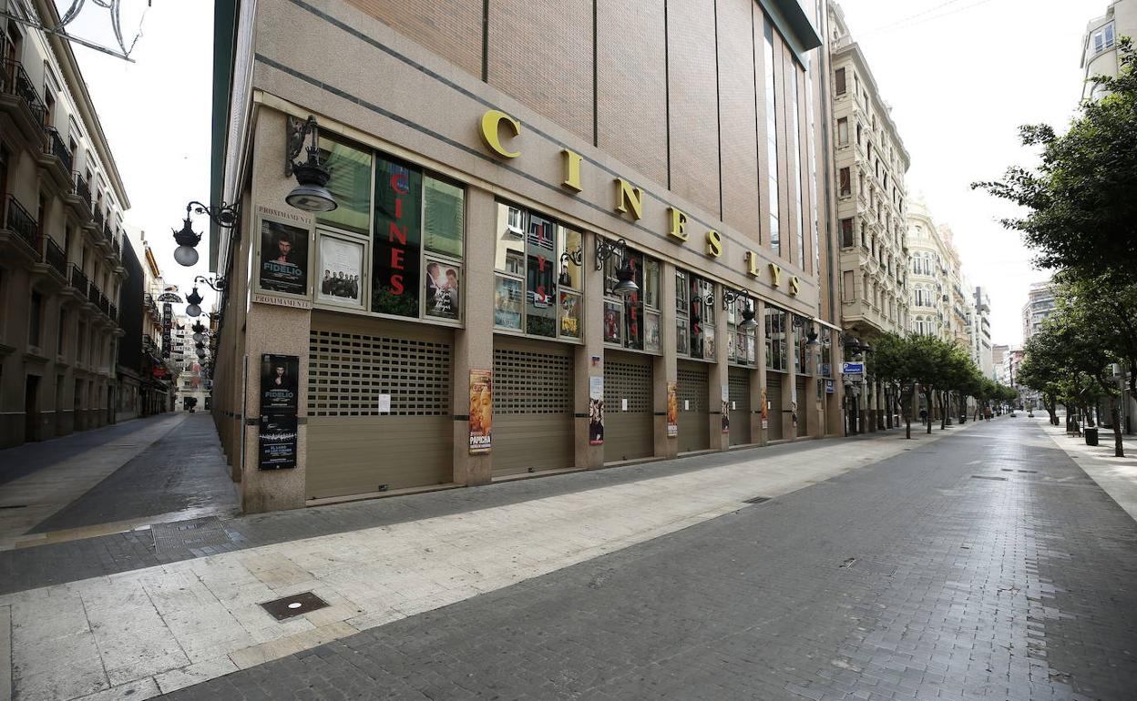 Cines Lys de Valencia con las puertas cerradas. 