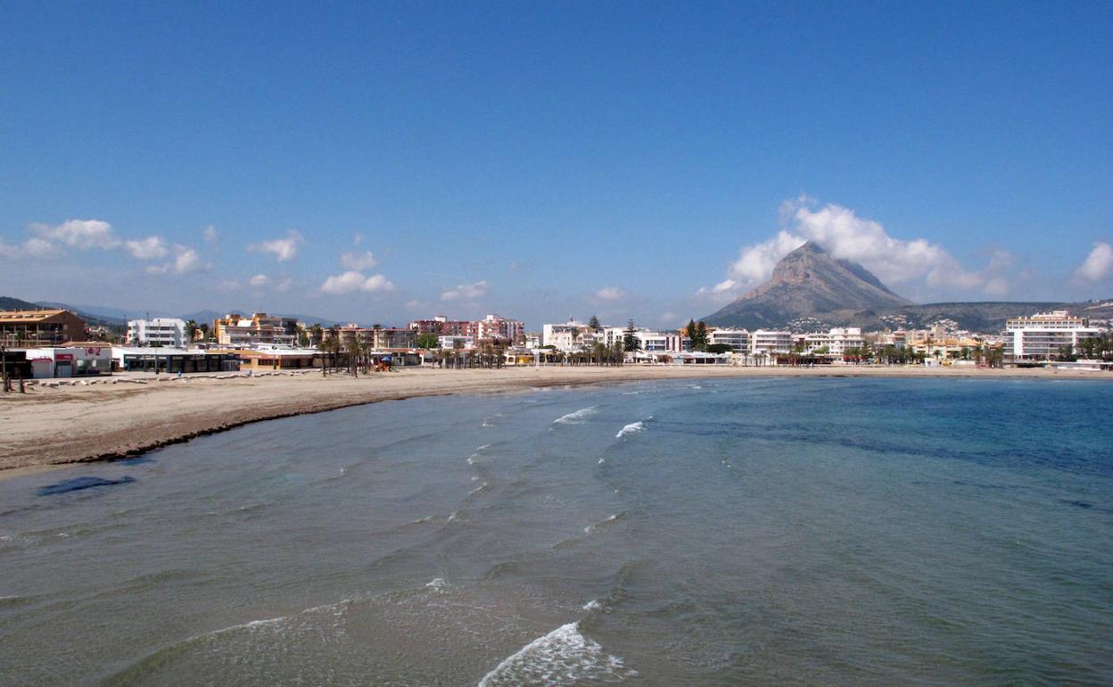 Vista de la playa del Arenal de Xàbia, con apartamentos y el Montgó al fondo.