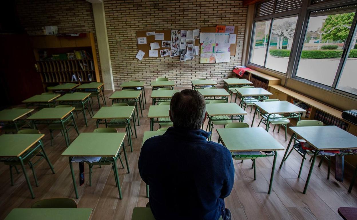 Un profesor, en un aula vacía por el estado de alarma