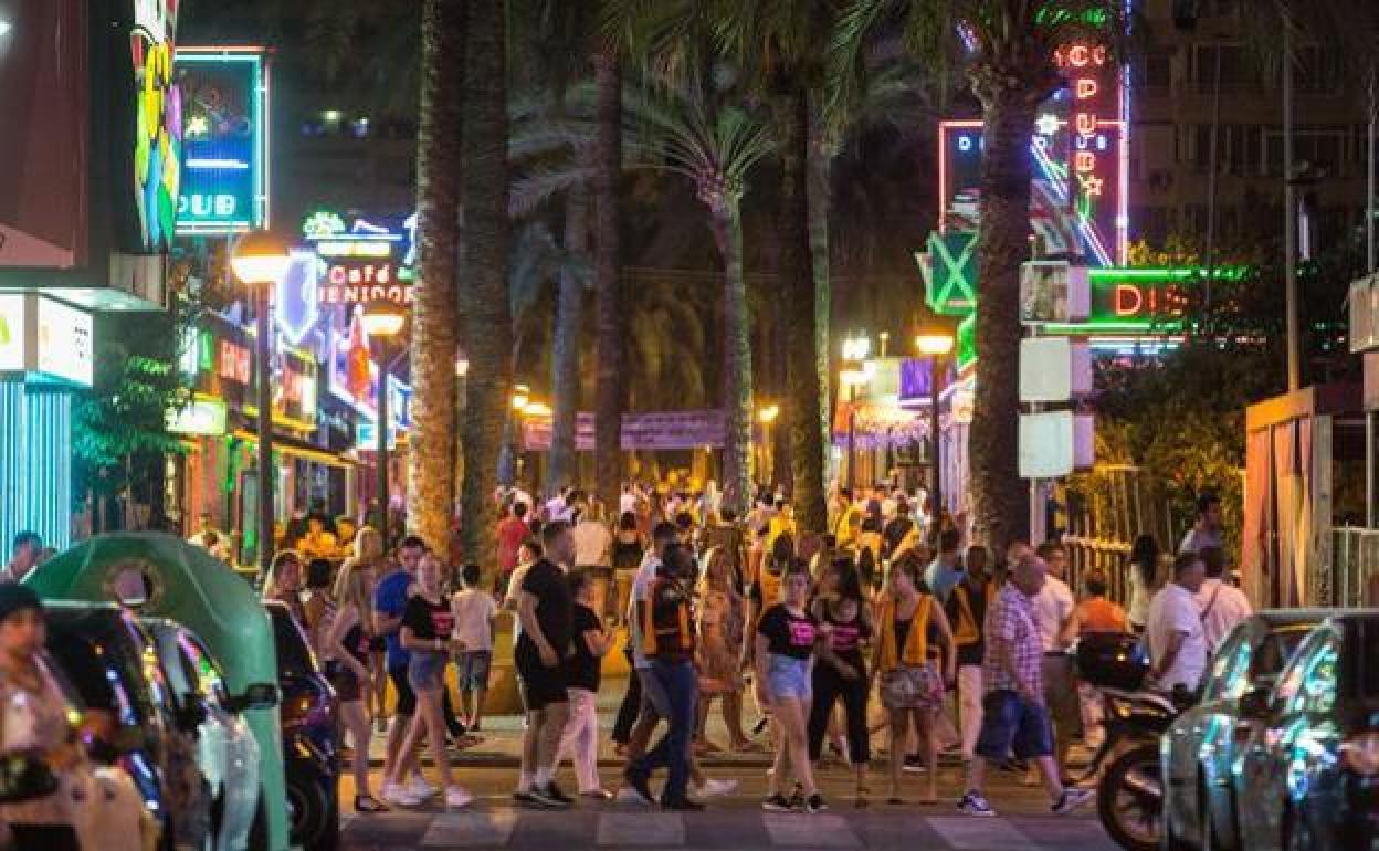 Benidorm atrae cada año a miles de turistas internacionales.