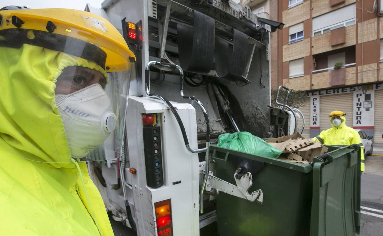 REcogida de basura en una residencia de ancianos. 