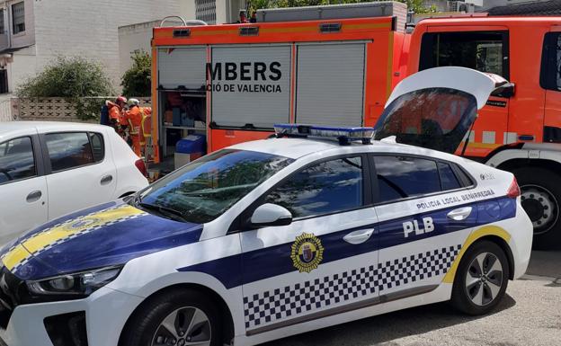 Bomberos y Policía Local junto a la vivienda que ha sufrido el incendio en Benirredrà. 