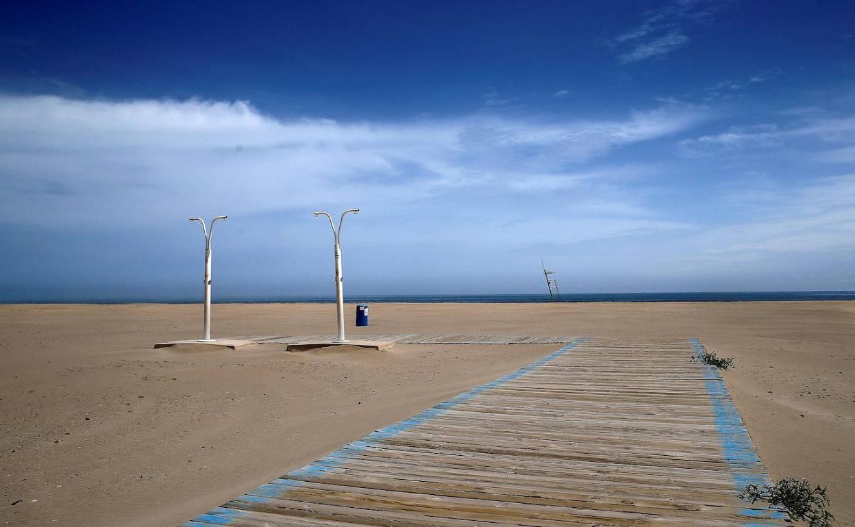 La playa es una de las alternativas que plantea el Consistorio. 