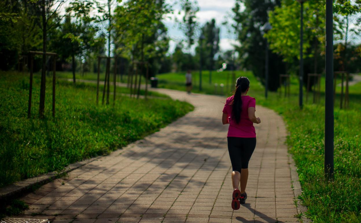 Una deportista hace running. 