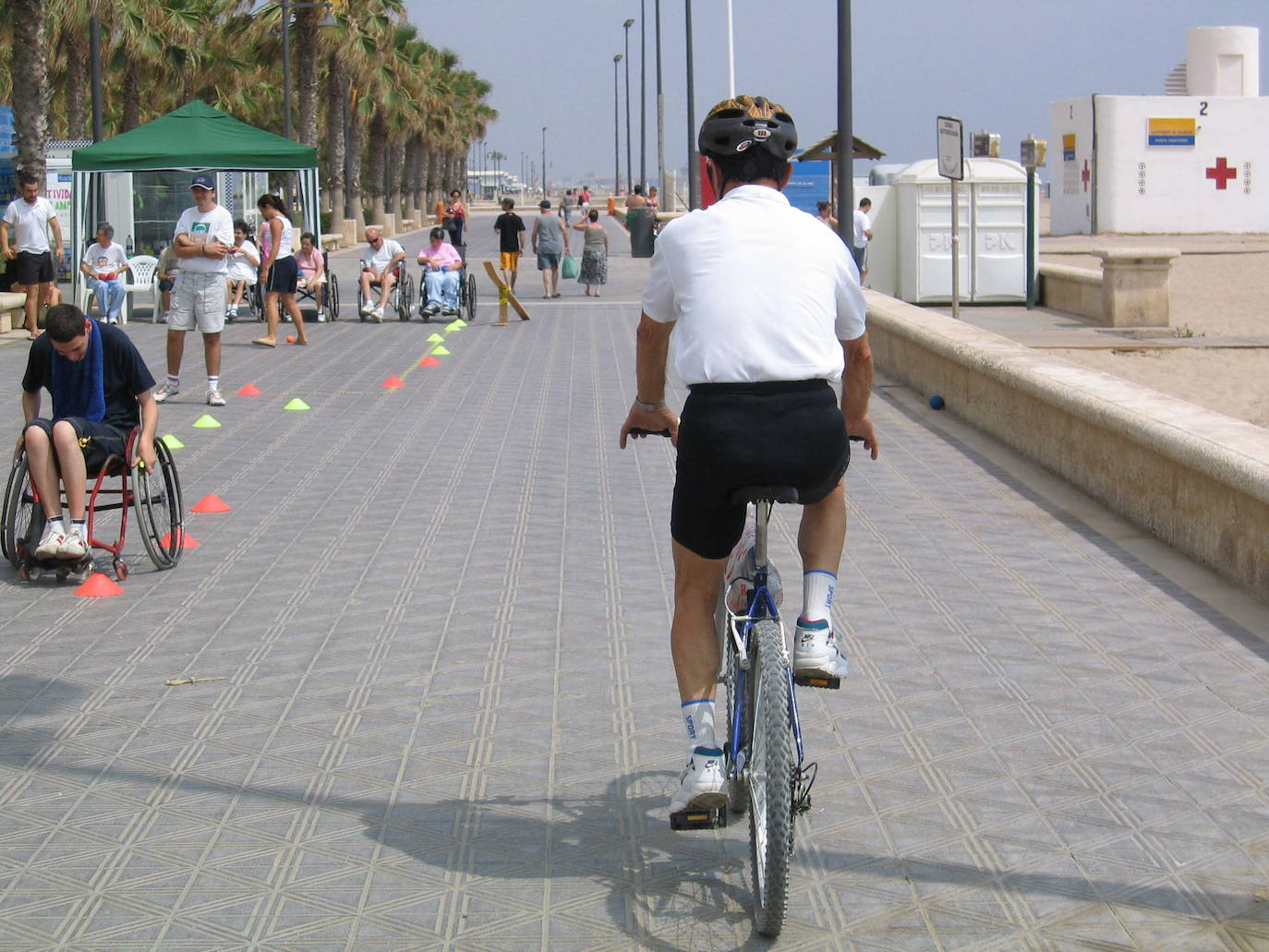 Este 2 de mayo ya se puede salir a la calle a disfrutar del deporte al aire libre de forma individual. Para evitar las previsibles masificaciones de deportistas en ciertos puntos de la ciudad y poder realizar la actividad de forma segura, el Ayuntamiento ha recomendado una serie de itinerarios alternativos en los que poder realizar running o dar paseos en Valencia. Uno de ellos es el paseo marítimo (en imagen). 