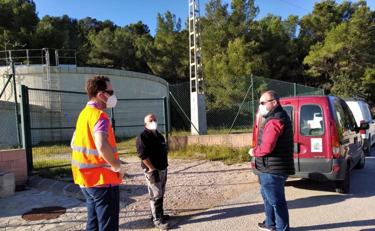 El alcalde Avelino Mascarell, en una visita a las instalaciones del agua potable de Xeraco. 