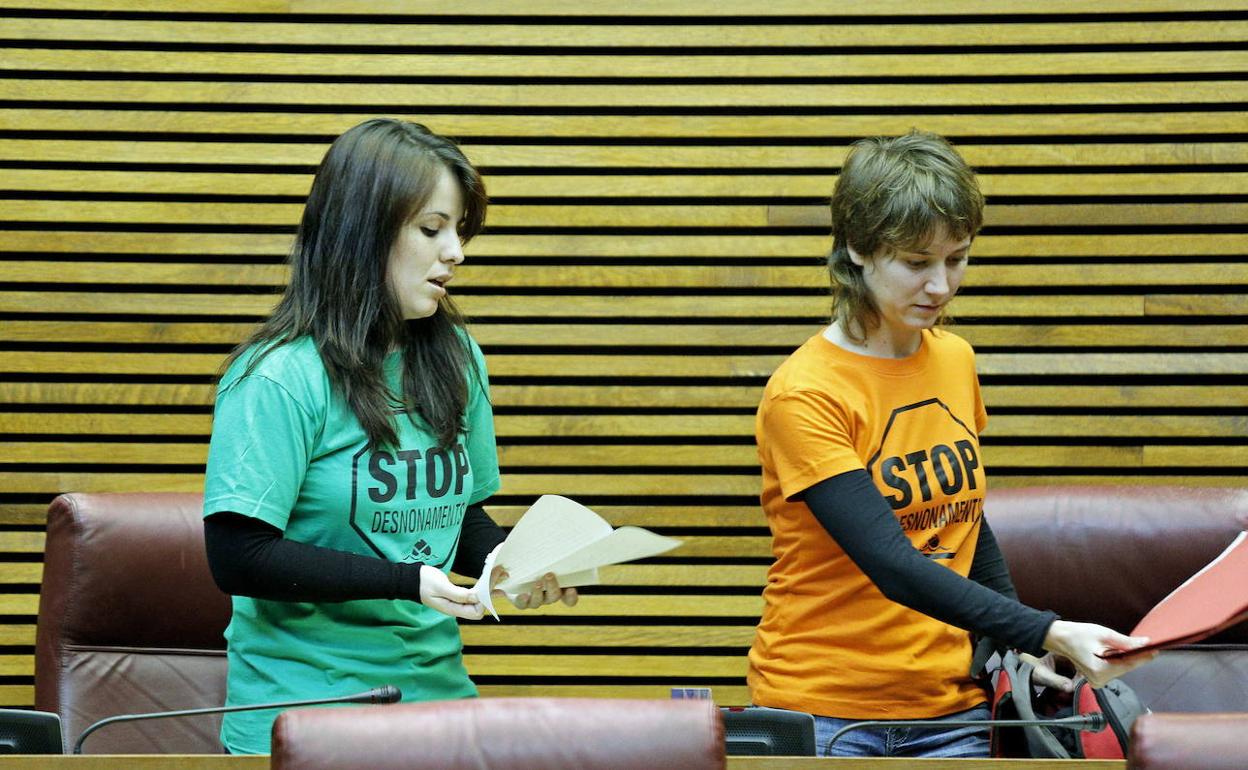 Esther López y Marina Albiol, diputadas de IU, durante un pleno de Les Corts en 2012.