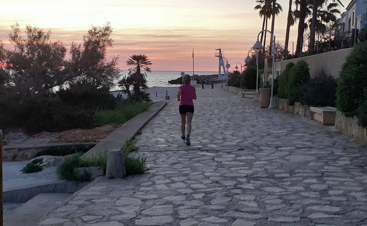 Una de las primeras corredoras de la mañana en Dénia