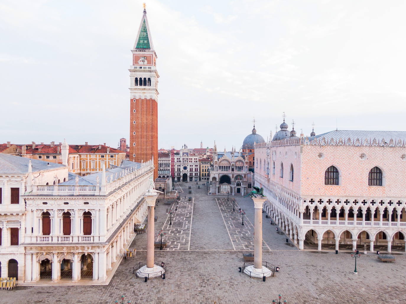 Las dos ciudades italianas se descubren sin público a vista de pájaro. Las zonas más turísticas están ahora libres, sin gente. El coronavirus ha dejado a dos de las urbes más históricas de Europa con un aspecto insólito.