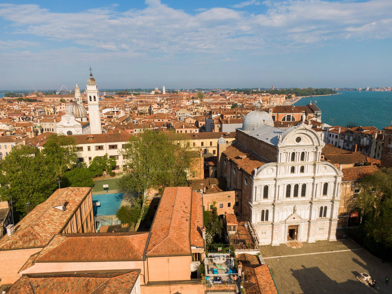 Las dos ciudades italianas se descubren sin público a vista de pájaro. Las zonas más turísticas están ahora libres, sin gente. El coronavirus ha dejado a dos de las urbes más históricas de Europa con un aspecto insólito.