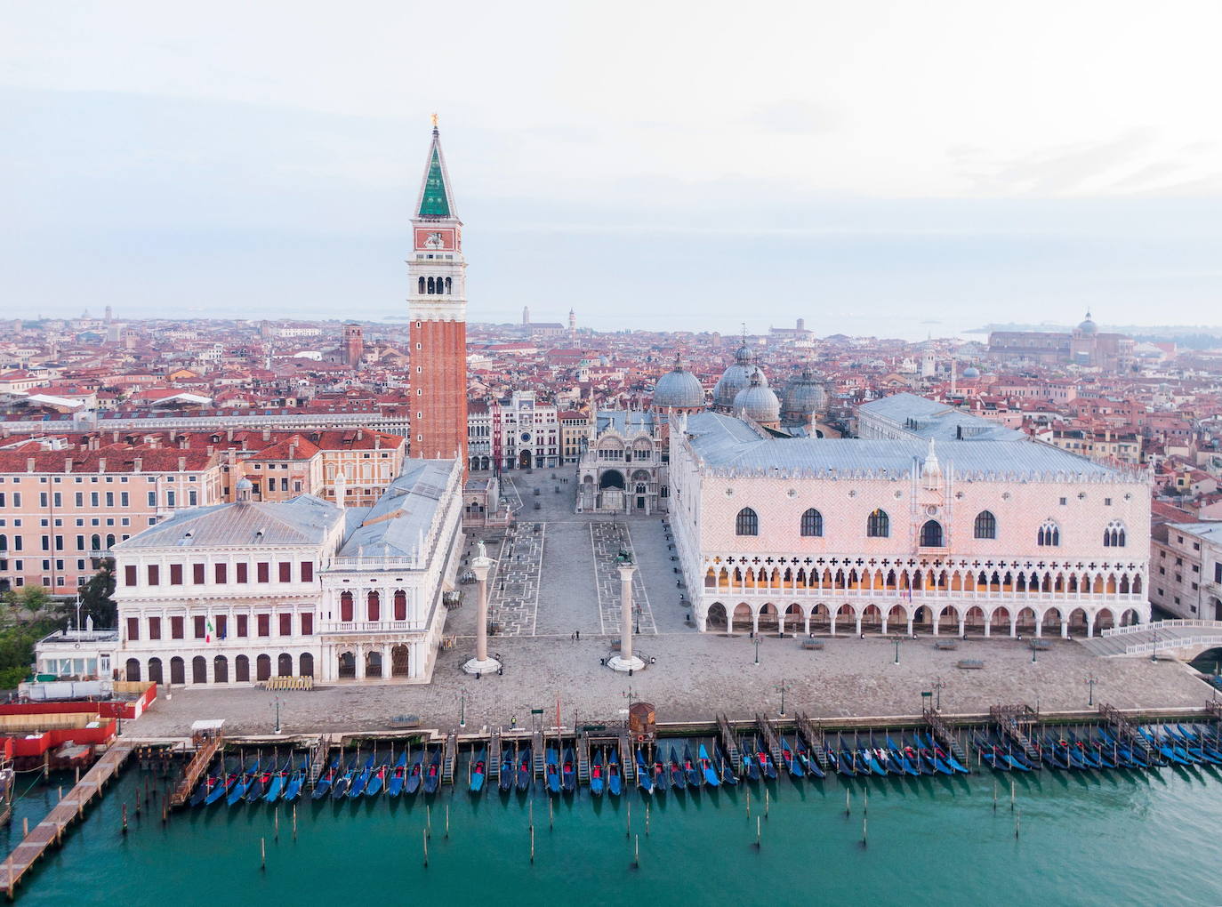 Las dos ciudades italianas se descubren sin público a vista de pájaro. Las zonas más turísticas están ahora libres, sin gente. El coronavirus ha dejado a dos de las urbes más históricas de Europa con un aspecto insólito.