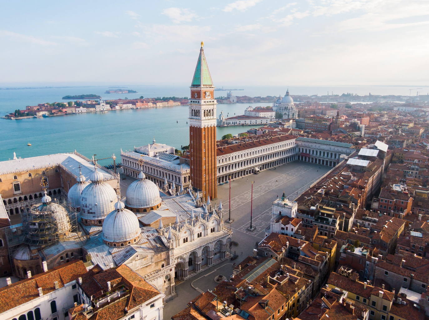 Las dos ciudades italianas se descubren sin público a vista de pájaro. Las zonas más turísticas están ahora libres, sin gente. El coronavirus ha dejado a dos de las urbes más históricas de Europa con un aspecto insólito.