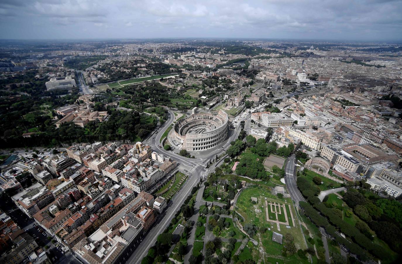 Las dos ciudades italianas se descubren sin público a vista de pájaro. Las zonas más turísticas están ahora libres, sin gente. El coronavirus ha dejado a dos de las urbes más históricas de Europa con un aspecto insólito.