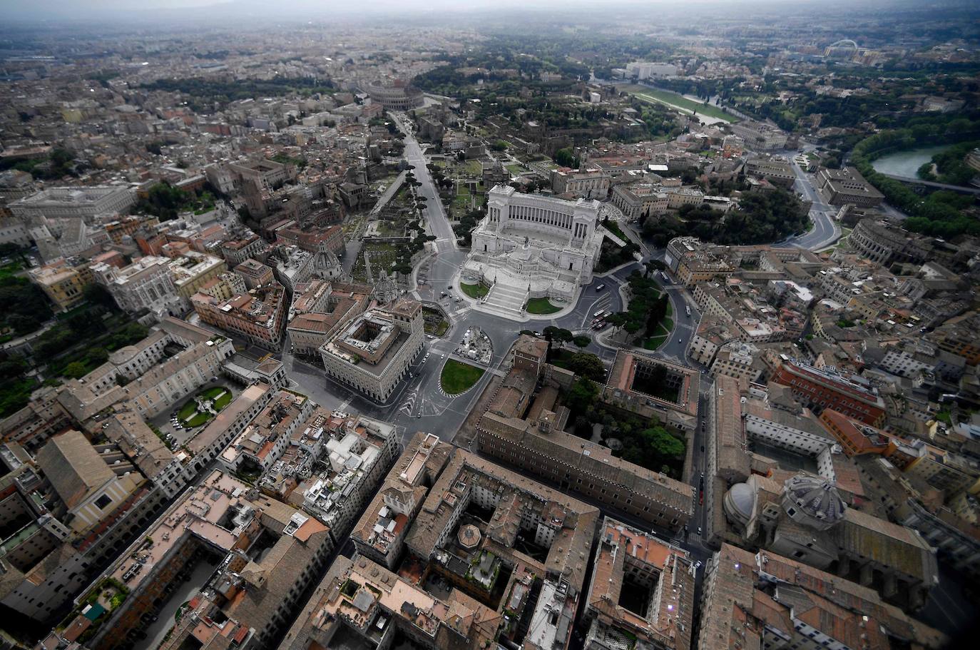 Las dos ciudades italianas se descubren sin público a vista de pájaro. Las zonas más turísticas están ahora libres, sin gente. El coronavirus ha dejado a dos de las urbes más históricas de Europa con un aspecto insólito.