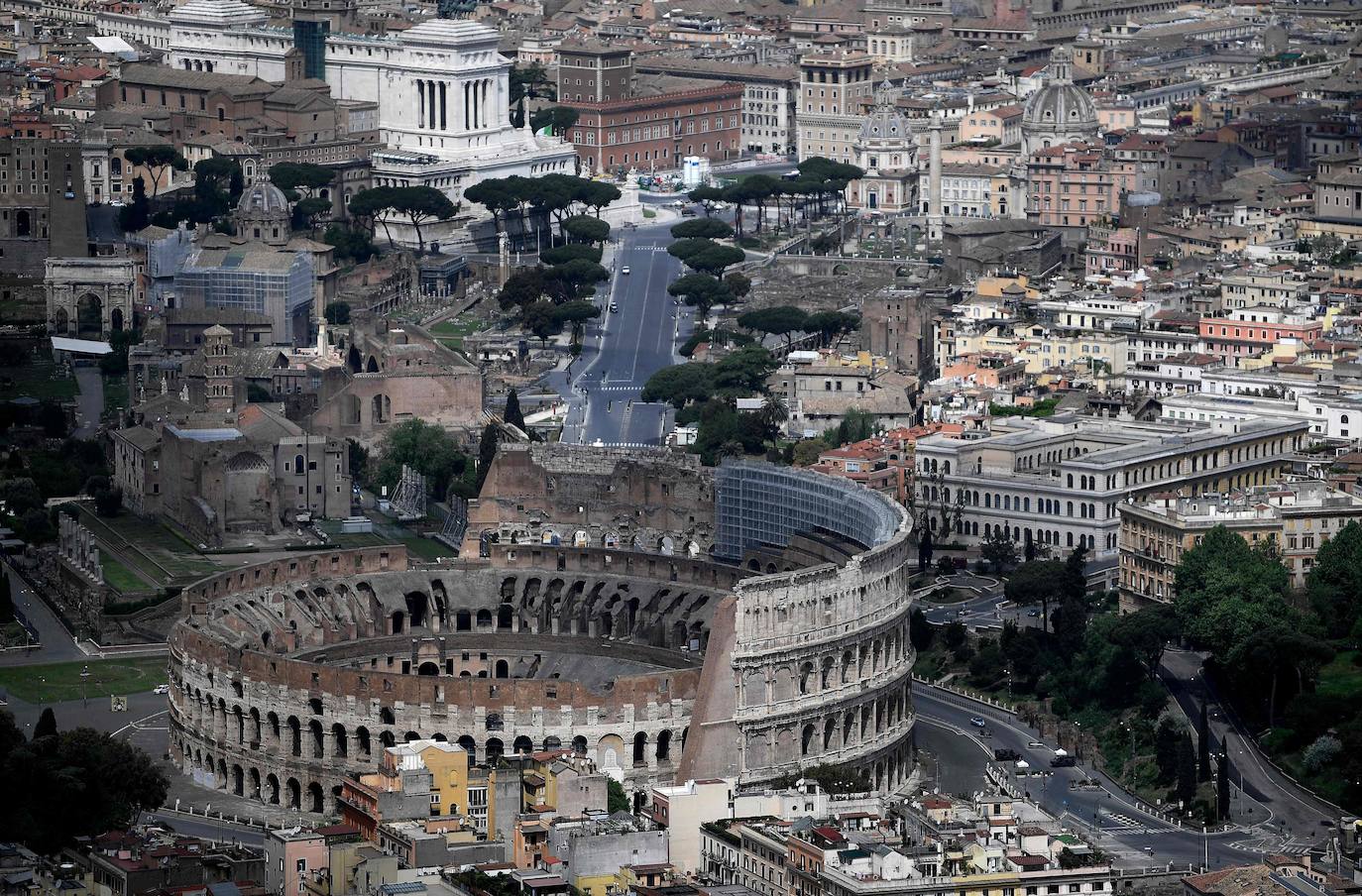 Las dos ciudades italianas se descubren sin público a vista de pájaro. Las zonas más turísticas están ahora libres, sin gente. El coronavirus ha dejado a dos de las urbes más históricas de Europa con un aspecto insólito.