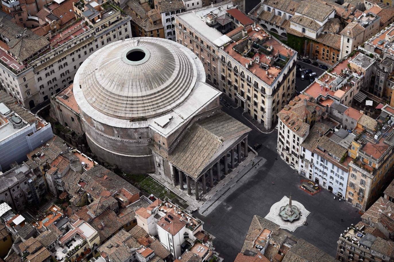 Las dos ciudades italianas se descubren sin público a vista de pájaro. Las zonas más turísticas están ahora libres, sin gente. El coronavirus ha dejado a dos de las urbes más históricas de Europa con un aspecto insólito.