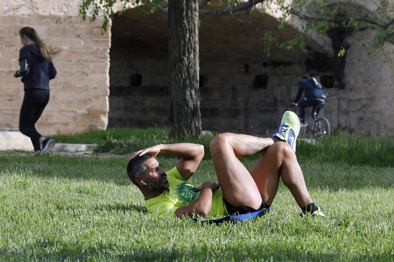 Fotos: Ciclistas, corredores y paseantes llenan de vida Valencia