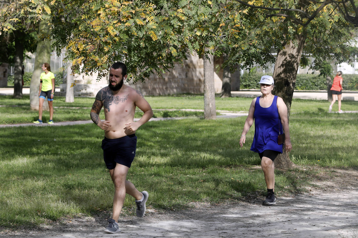 Fotos: Ciclistas, corredores y paseantes llenan de vida Valencia