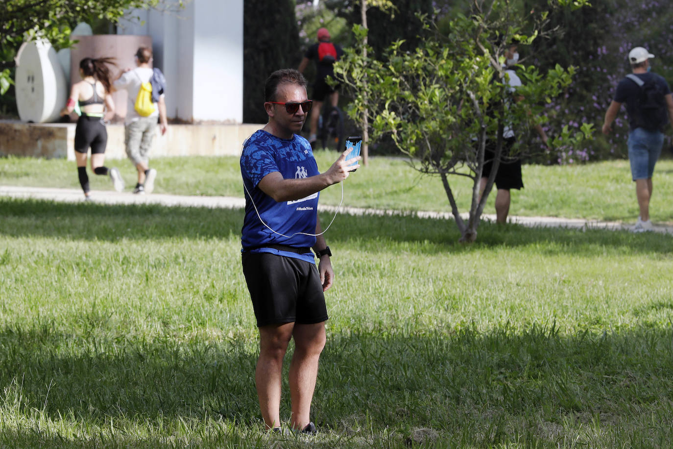 Fotos: Ciclistas, corredores y paseantes llenan de vida Valencia