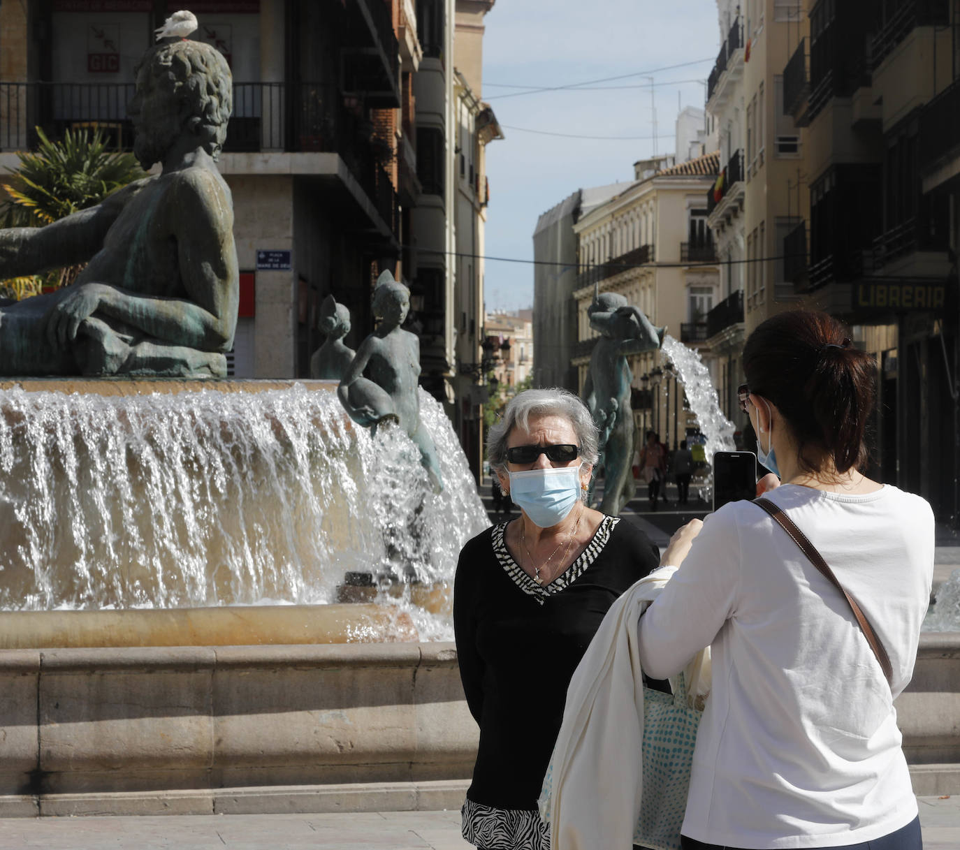 Fotos: Ciclistas, corredores y paseantes llenan de vida Valencia