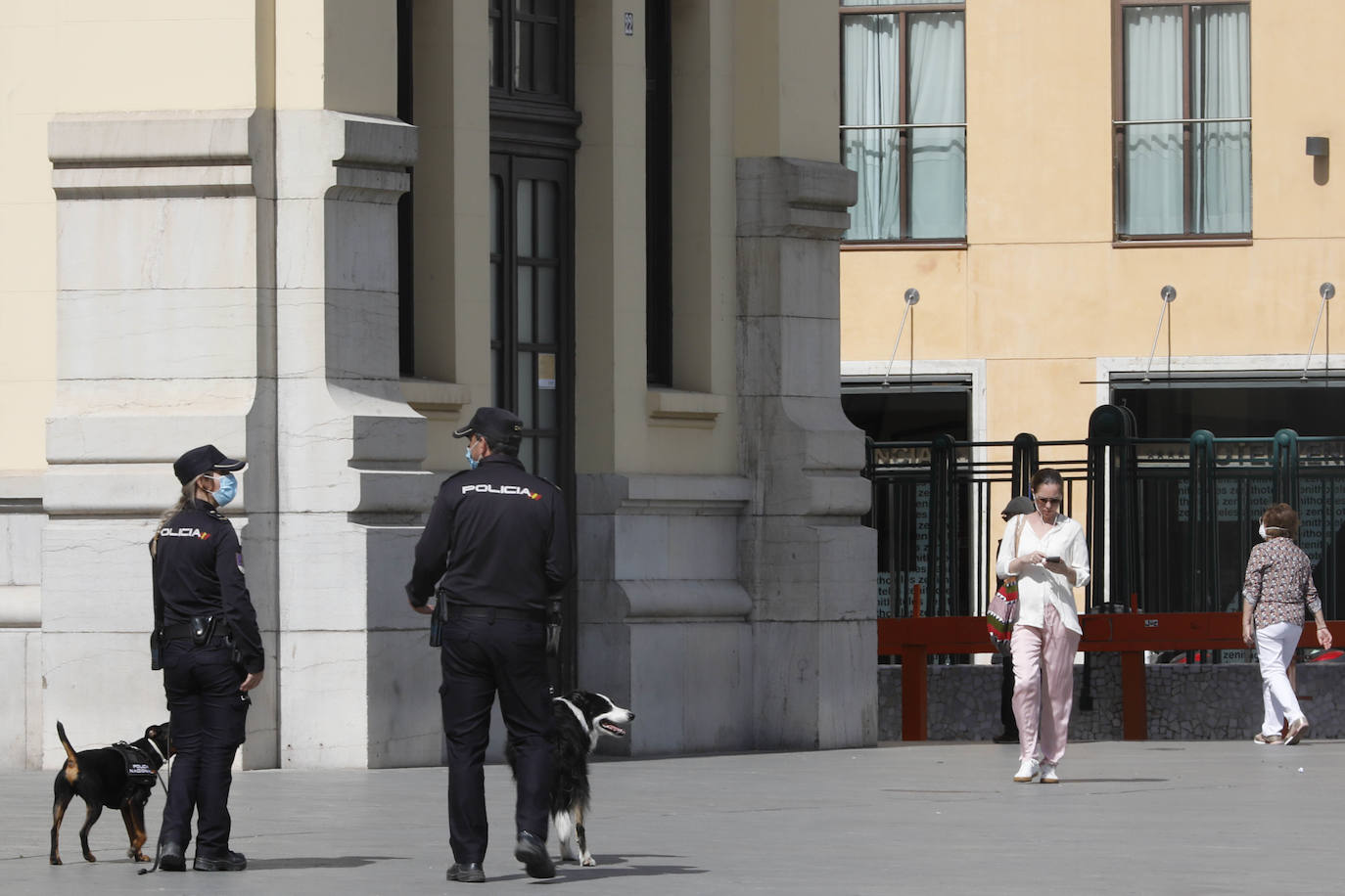 Fotos: Ciclistas, corredores y paseantes llenan de vida Valencia