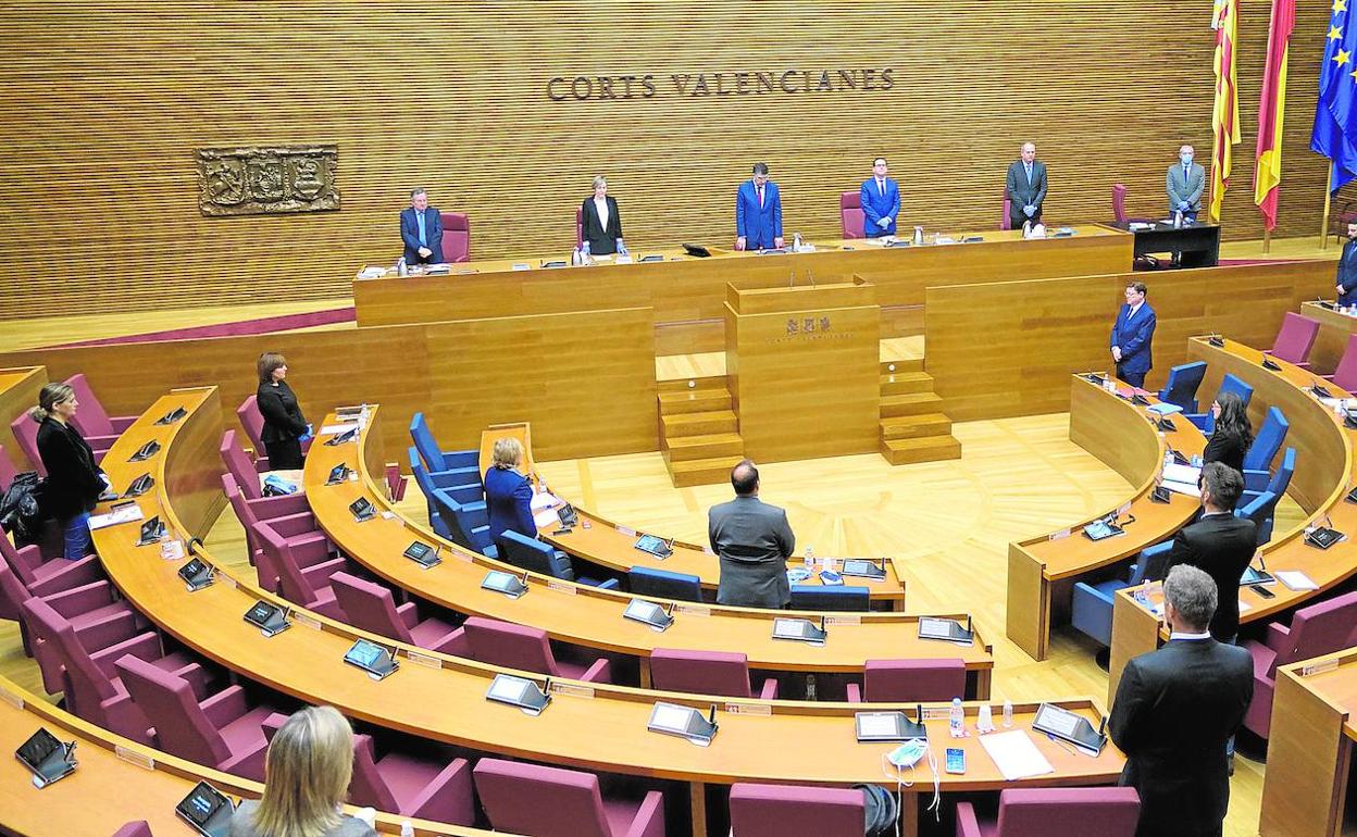 Minuto de silencio en el Parlamento valenciano. 