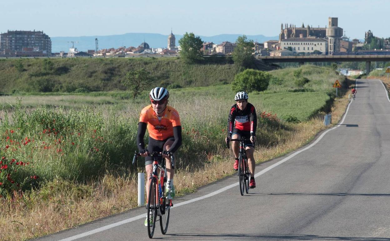 Dos ciclistas circulan por la carretera durante las primeras horas de 'permiso'