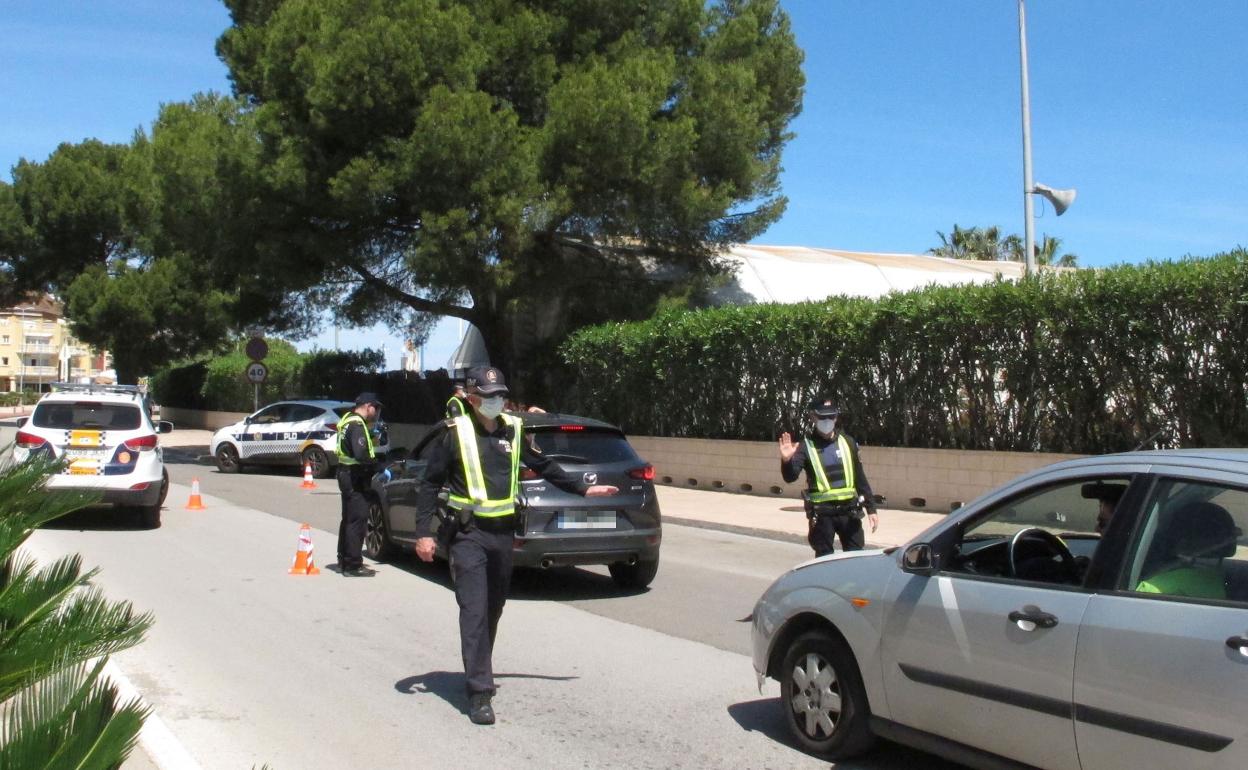 Uno de los controles policiales de la jornada de ayer en Dénia. 