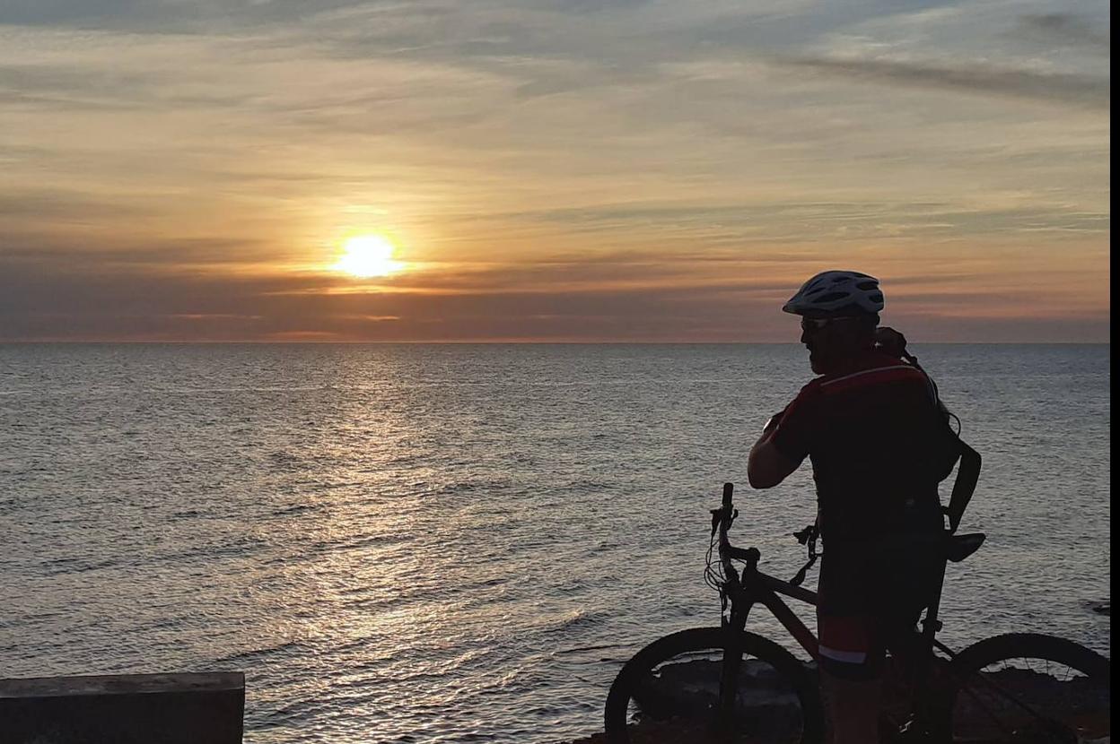 Un ciclista, en Dénia esta mañana