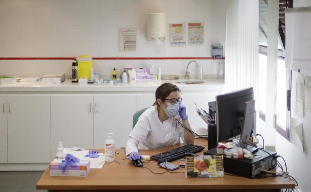 Una doctora atiende a un paciente por teléfono 