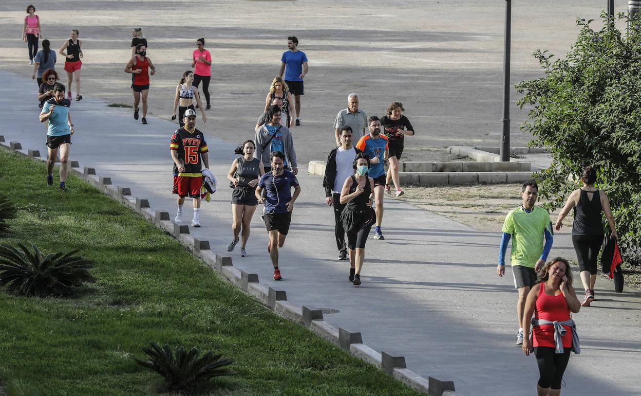 Paseantes y corredores, en el río esta mañana