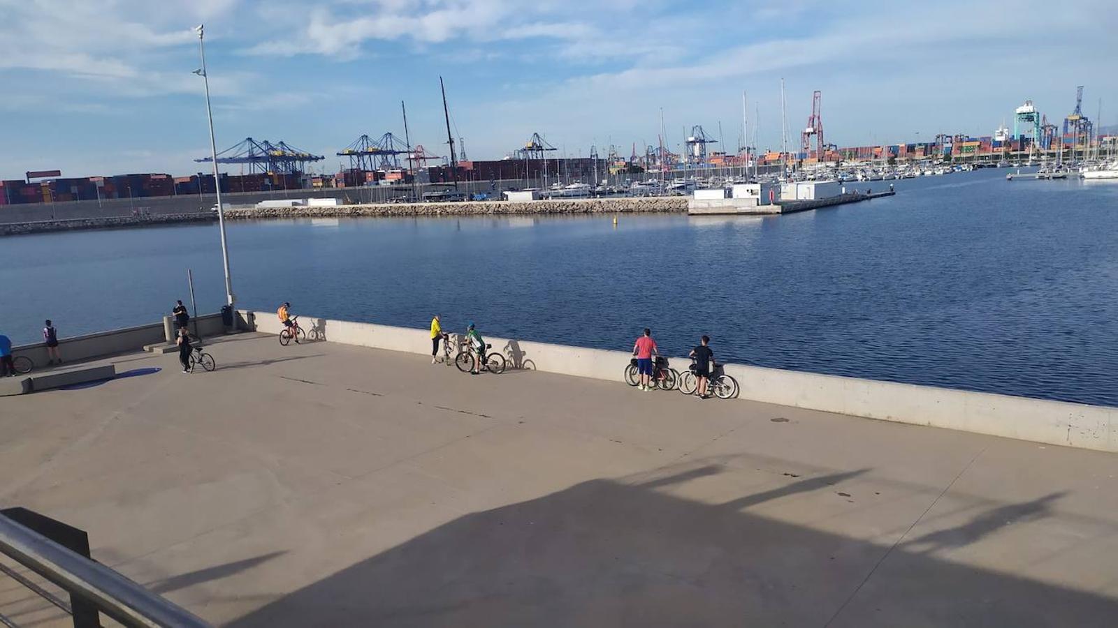 Fotos: Ciclistas, corredores y paseantes llenan de vida Valencia