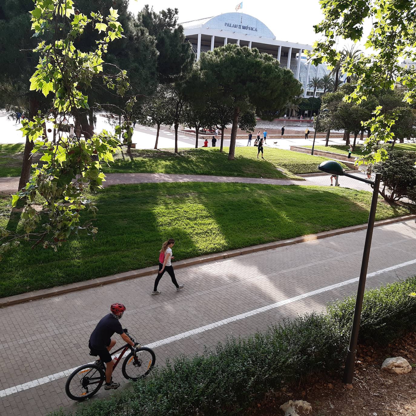 Fotos: Ciclistas, corredores y paseantes llenan de vida Valencia