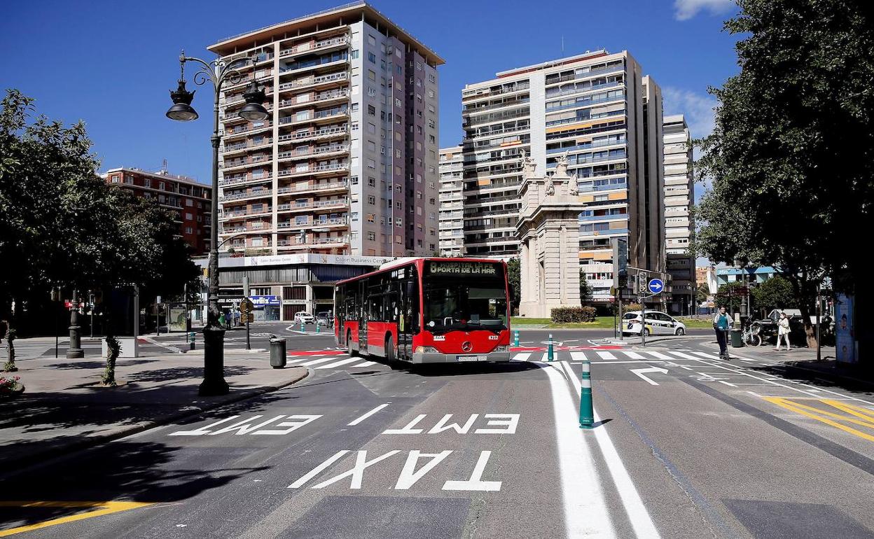 Un autobús de la EMT accede a la calle Colón tras los cambios