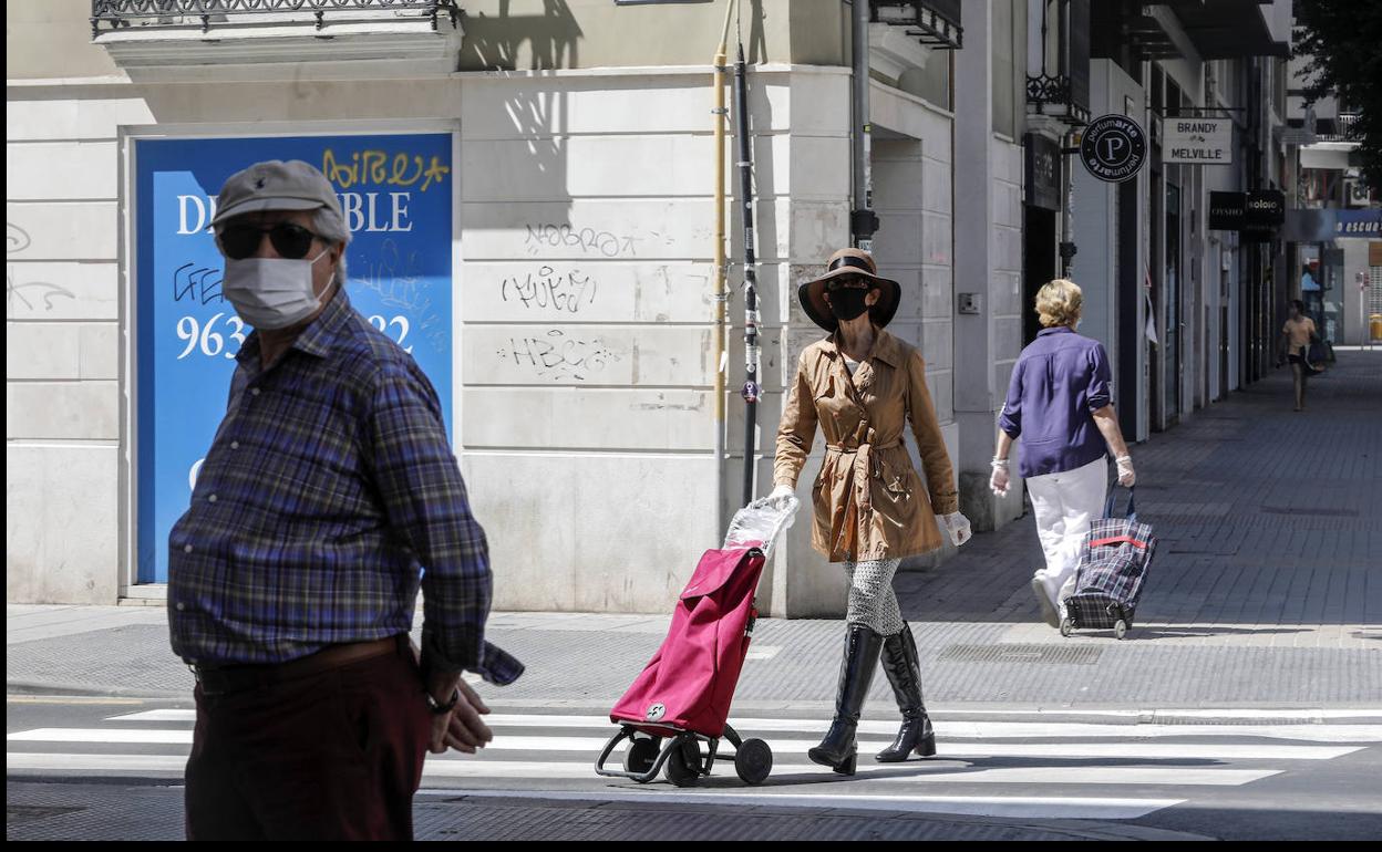 Dos transeúntes, ayer en Valencia